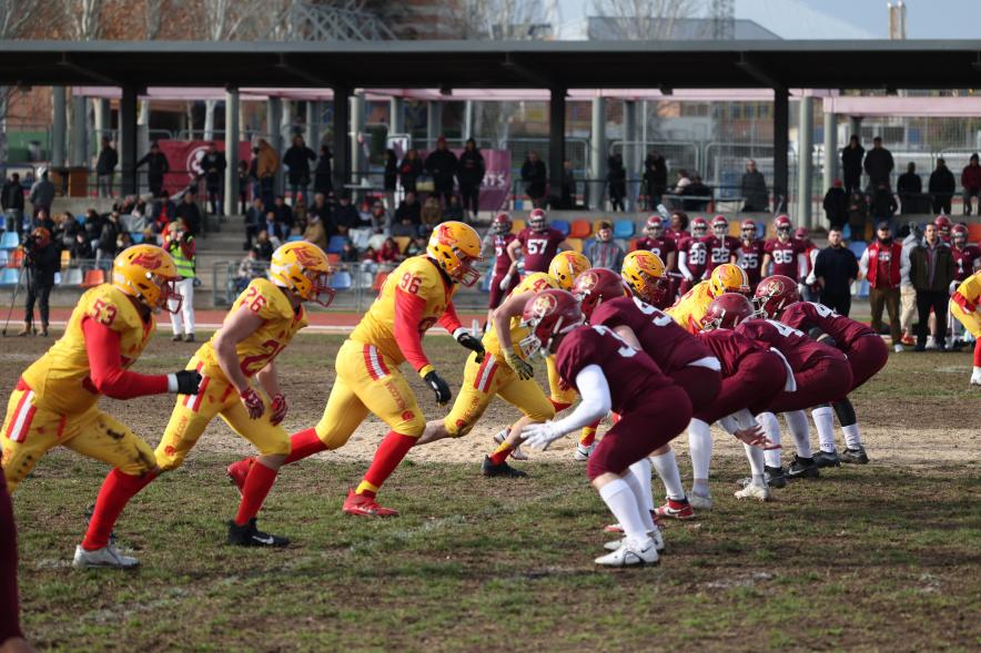 Partido de fútbol americano entre los Alcobendas Cavaliers y los Osos de Rivas, jugadores en el partido