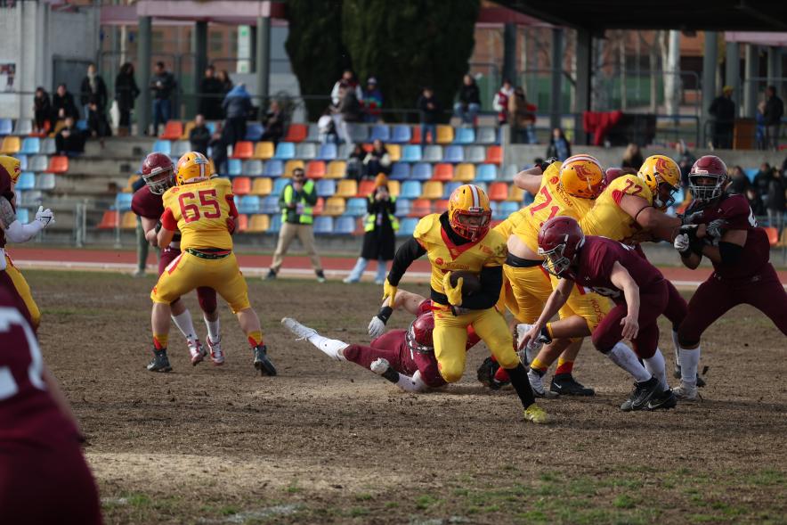 Partido de fútbol americano entre los Alcobendas Cavaliers y los Osos de Rivas, jugadores en el partido
