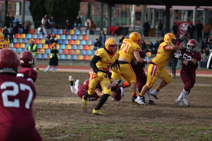 Partido de fútbol americano entre los Alcobendas Cavaliers y los Osos de Rivas, jugadores en el partido