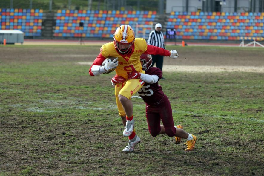 Partido de fútbol americano entre los Alcobendas Cavaliers y los Osos de Rivas, jugadores en el partido