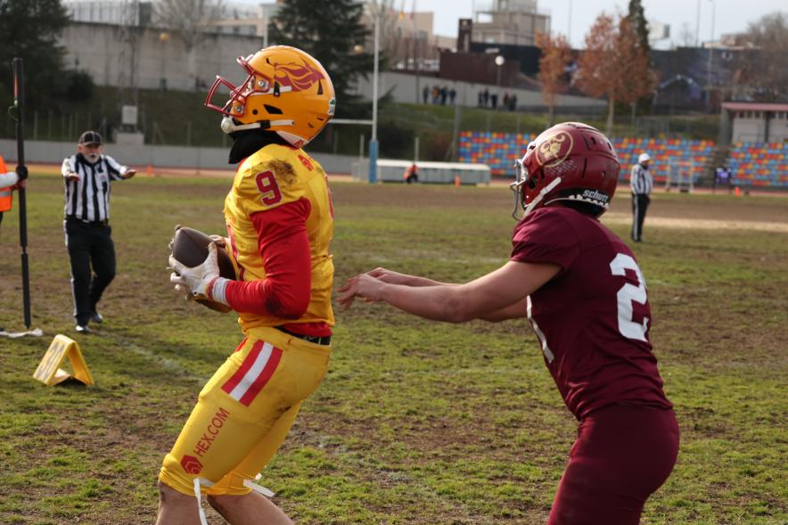Partido de fútbol americano entre los Alcobendas Cavaliers y los Osos de Rivas, jugadores en el partido