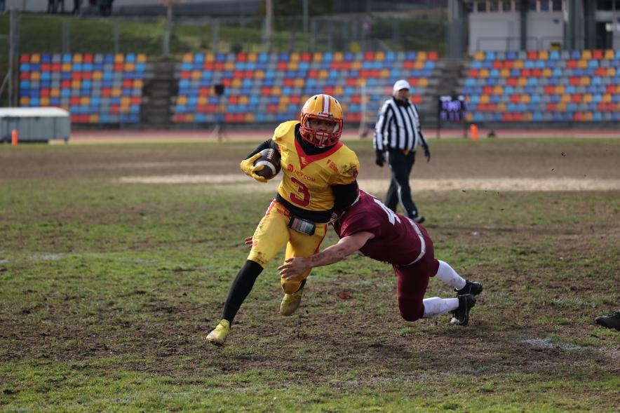 Partido de fútbol americano entre los Alcobendas Cavaliers y los Osos de Rivas, jugadores en el partido