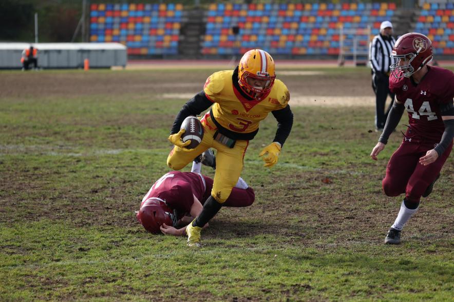 Partido de fútbol americano entre los Alcobendas Cavaliers y los Osos de Rivas, jugadores en el partido