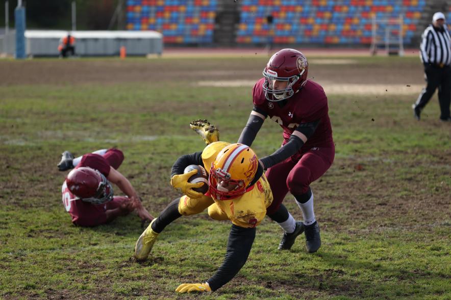 Partido de fútbol americano entre los Alcobendas Cavaliers y los Osos de Rivas, jugadores en el partido