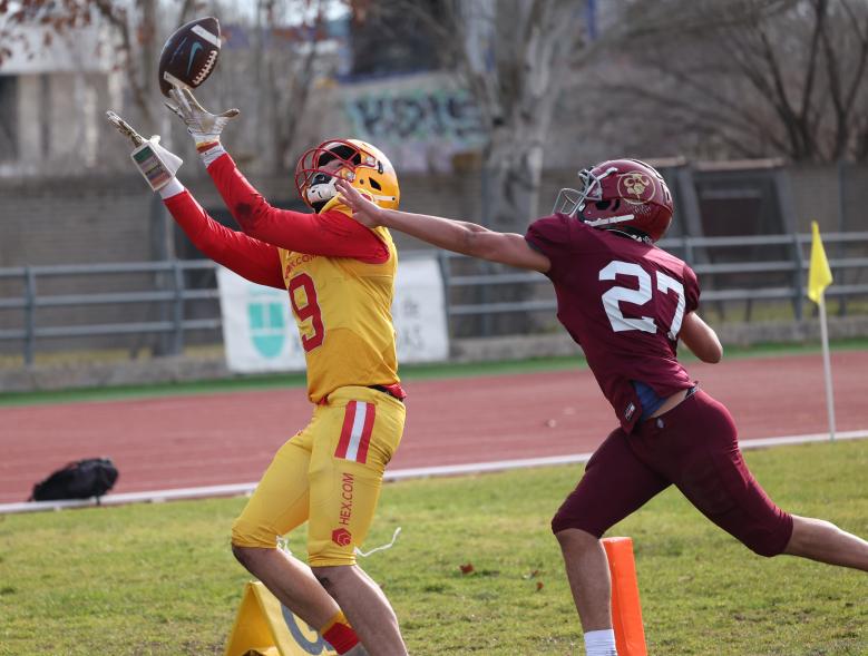 Partido de fútbol americano entre los Alcobendas Cavaliers y los Osos de Rivas, jugadores en el partido