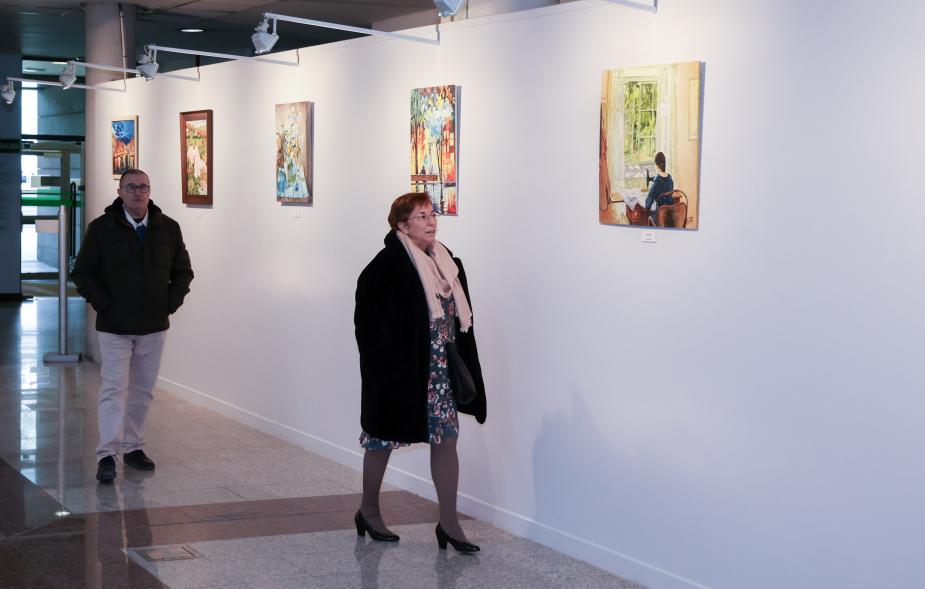 Inauguración de la exposición de Luis Martín Cano, asistentes viendo la exposición