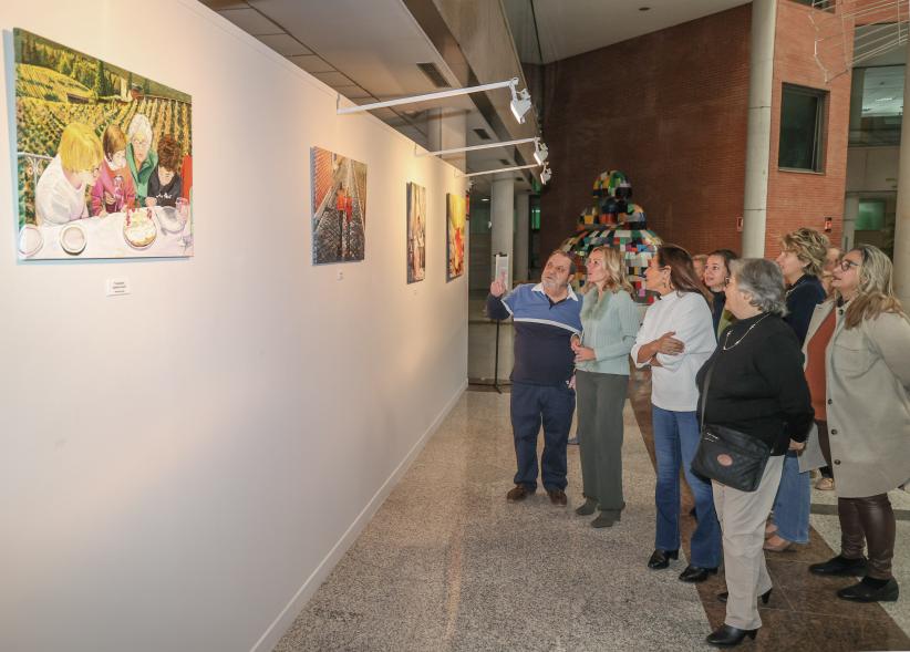 Inauguración de la exposición de Luis Martín Cano, asistentes viendo la exposición