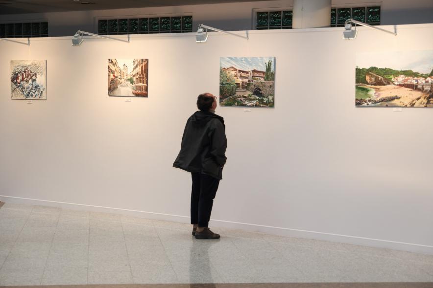 Inauguración de la exposición de Luis Martín Cano, asistentes viendo la exposición 