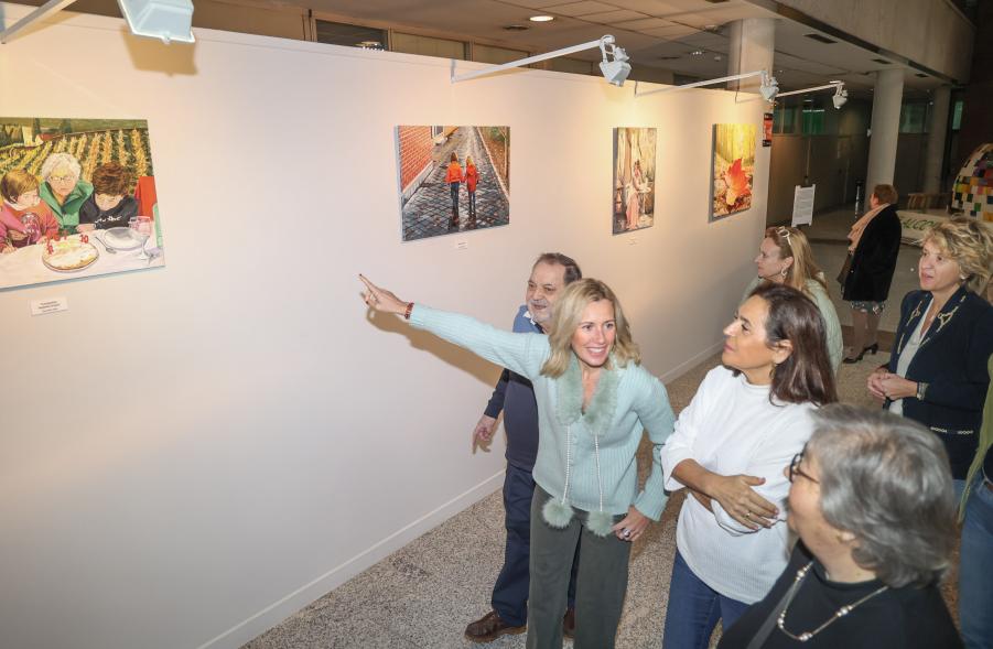 Inauguración de la exposición de Luis Martín Cano, alcaldesa enseñando la exposición