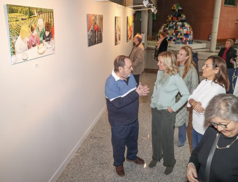 Inauguración de la exposición de Luis Martín Cano, alcaldesa hablando con Luis Martín Cano