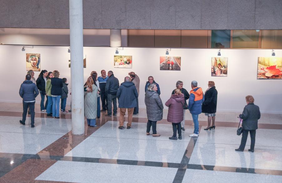 Inauguración de la exposición de Luis Martín Cano, asistentes viendo la exposición