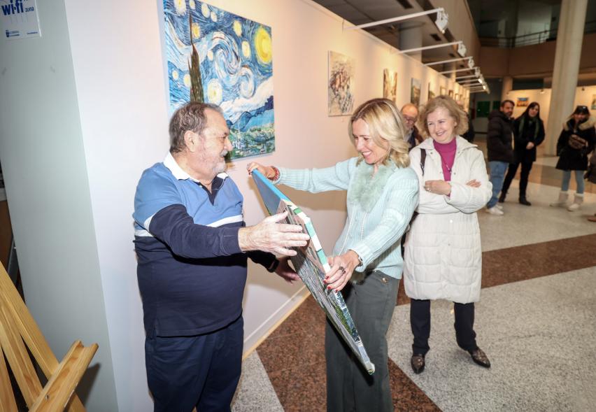 Inauguración de la exposición de Luis Martín Cano, Luis Martín enseñando el cuadro del ayuntamiento a la alcaldesa