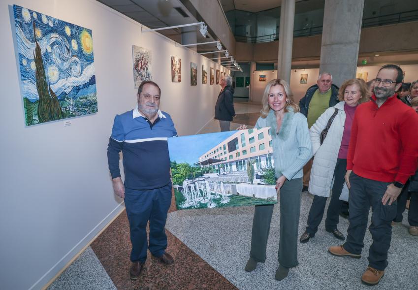 Inauguración de la exposición de Luis Martín Cano, Luis Martín y alcaldesa enseñando el cuadro del ayuntamiento
