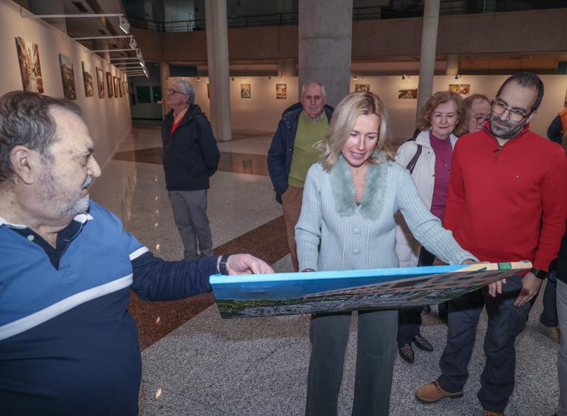 Inauguración de la exposición de Luis Martín Cano, Luis Martín y alcaldesa enseñando el cuadro del ayuntamiento