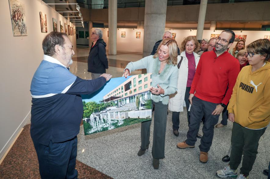 Inauguración de la exposición de Luis Martín Cano, Luis Martín y alcaldesa enseñando el cuadro del ayuntamiento