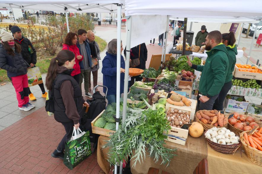 Mercado de Productores 2024, puesto de frutería