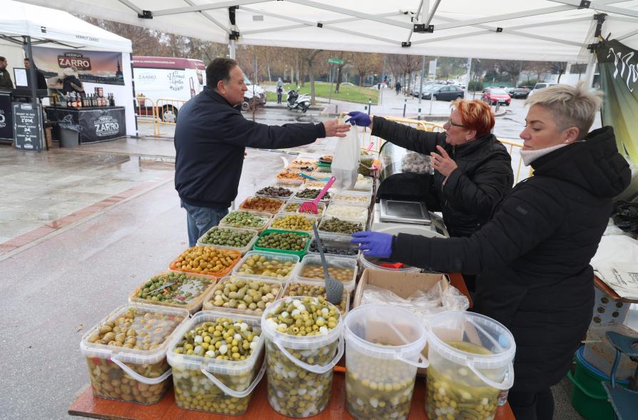 Mercado de Productores 2024, puesto de aceitunas