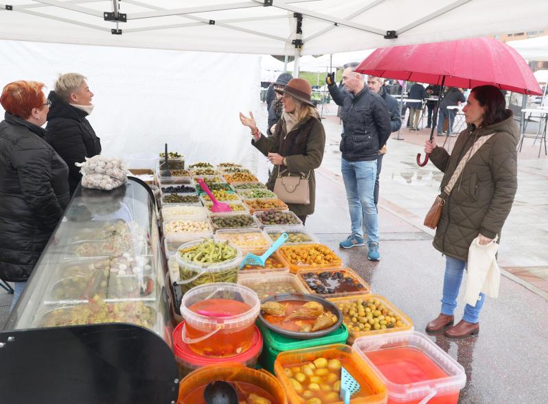 Mercado de Productores 2024, puesto de aceitunas