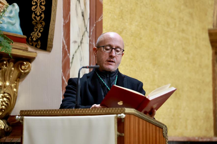 Entrega del bastón de mando al prioste mayor 2024, párroco de la iglesia