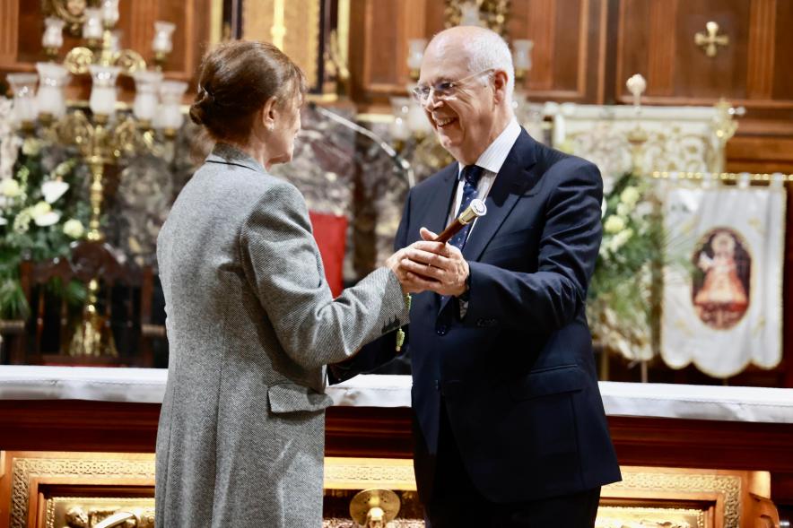 Entrega del bastón de mando al prioste mayor 2024 , presidenta de la hermandad y prioste mayor