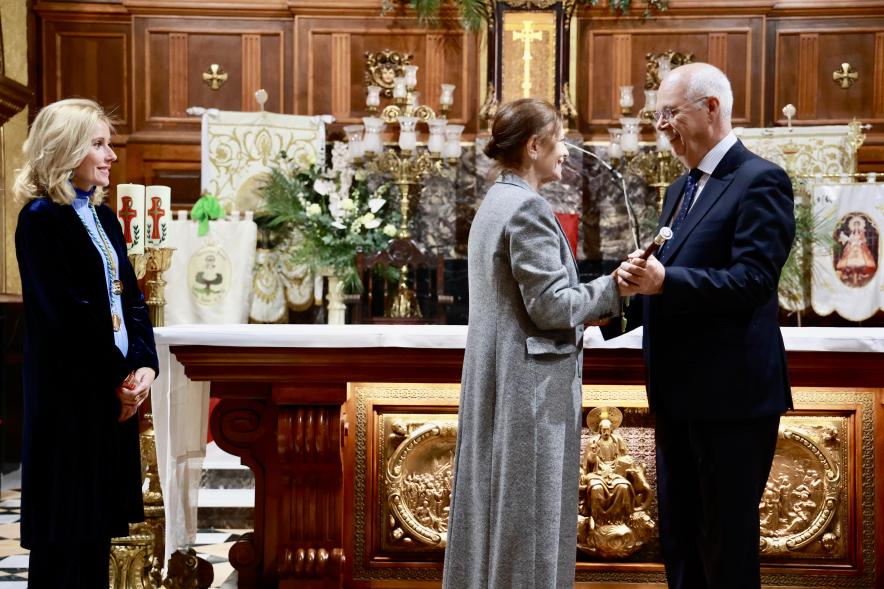 Entrega del bastón de mando al prioste mayor 2024, presidenta de la hermandad y prioste mayor