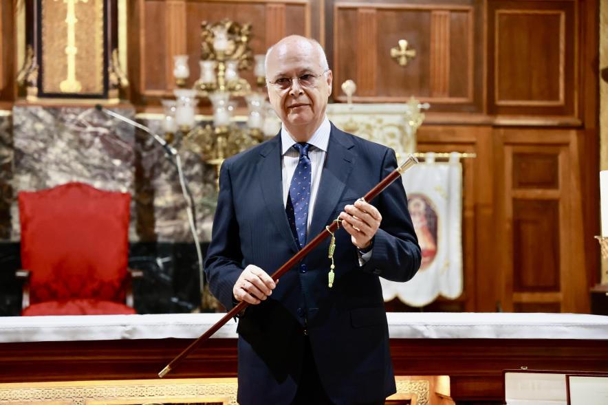 Entrega del bastón de mando al prioste mayor 2024, prioste mayor con el bastón de mando