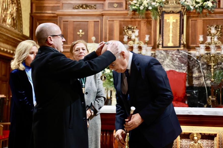 Entrega del bastón de mando al prioste mayor 2024, prioste mayor con el bastón de mando