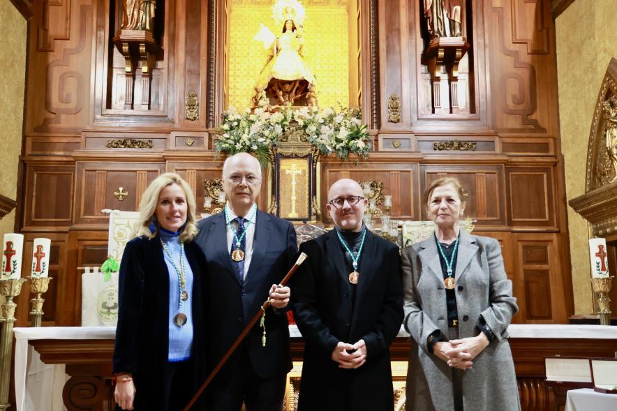 Entrega del bastón de mando al prioste mayor 2024, alcaldesa, prioste mayor, párroco y presidenta de la hermandad