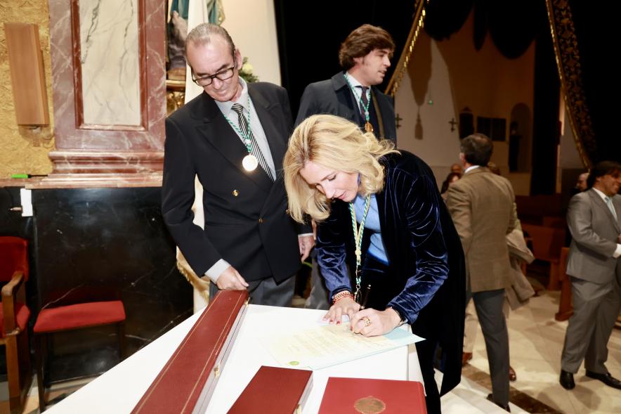 Entrega del bastón de mando al prioste mayor 2024, alcaldesa y prioste mayor