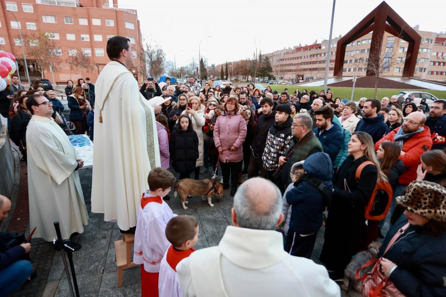Fiesta de San Antón 2024, párroco bendiciendo