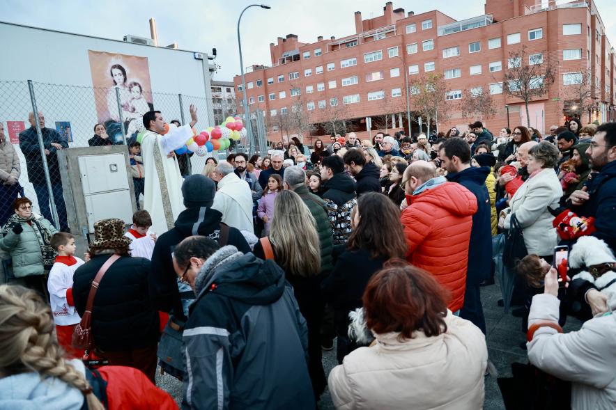 Fiesta de San Antón 2024, párroco bendiciendo
