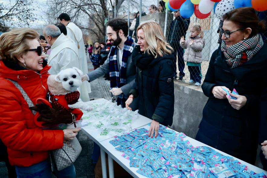 Fiesta de San Antón 2024, alcaldesa y concejales repartiendo bolsas
