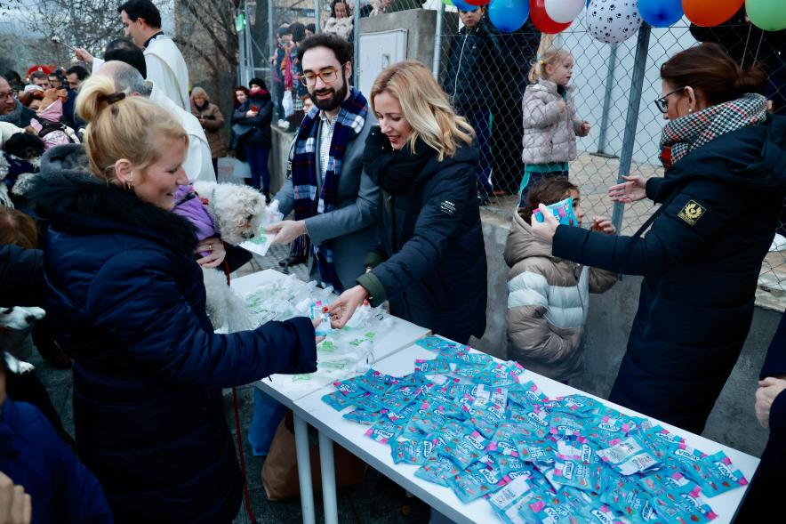 Fiesta de San Antón 2024, alcaldesa y concejales repartiendo bolsas
