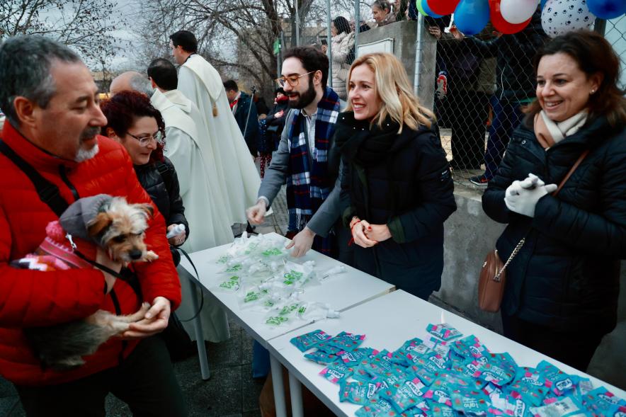 Fiesta de San Antón 2024, alcaldesa y concejales repartiendo bolsas