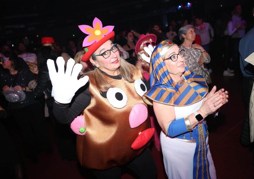 Gran Fiesta de Carnaval 2024, asistentes disfrazadas de egipcia y de señora patata
