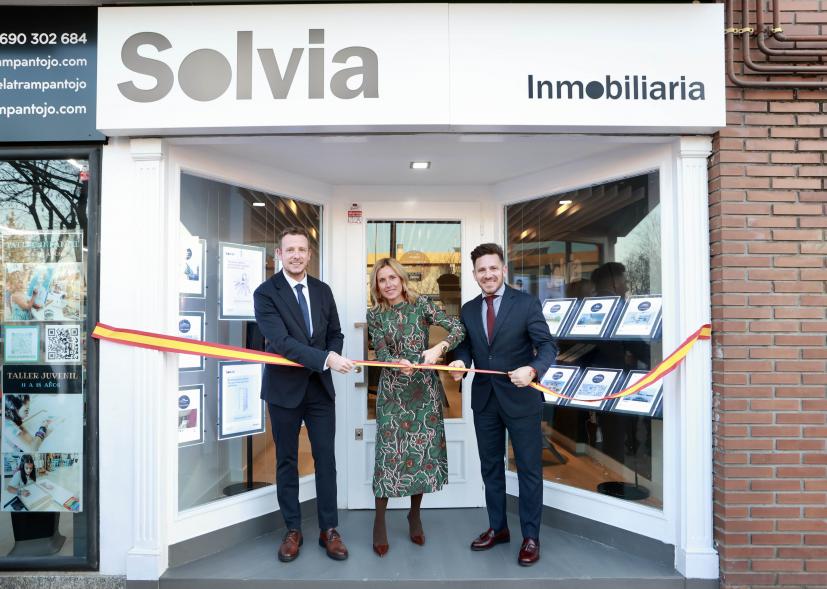 Inauguración de la nueva oficina de Solvia, alcaldesa cortando la cinta