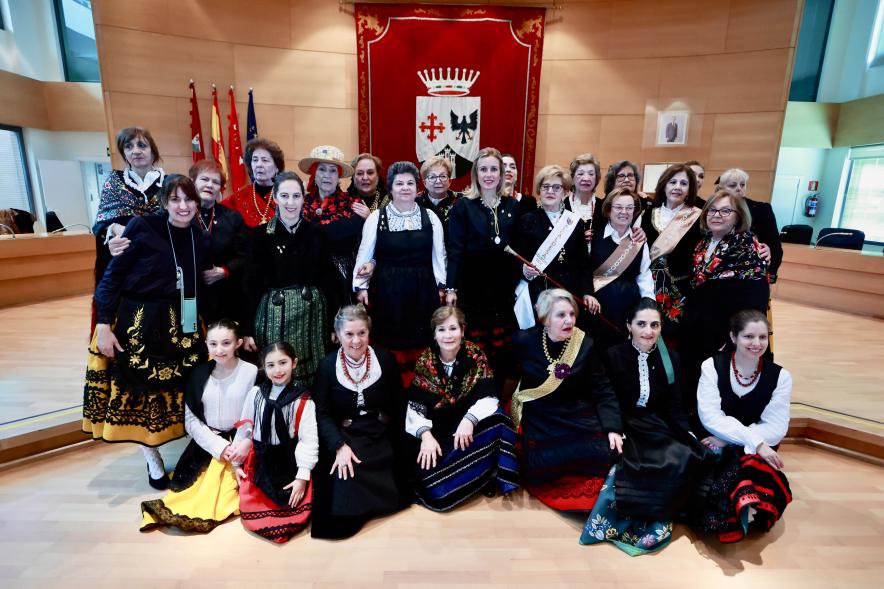 Fiesta de las Águedas 2024, foto conjunta de las mujeres de la Casa de Castilla y León