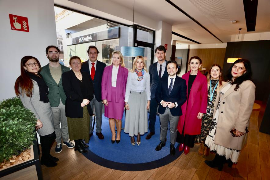 Visita a las nuevas oficinas de Caixabank, equipo de gobierno y trabajadores del banco