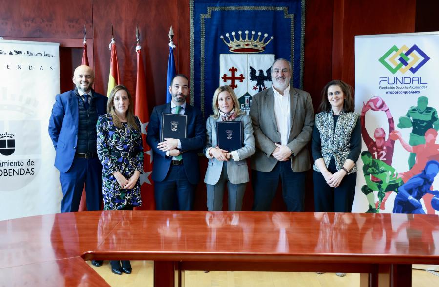 Firma de convenio entre el Ayuntamiento, Fundal y Banco Sabadell 2024, foto de todas las partes firmantes del convenio