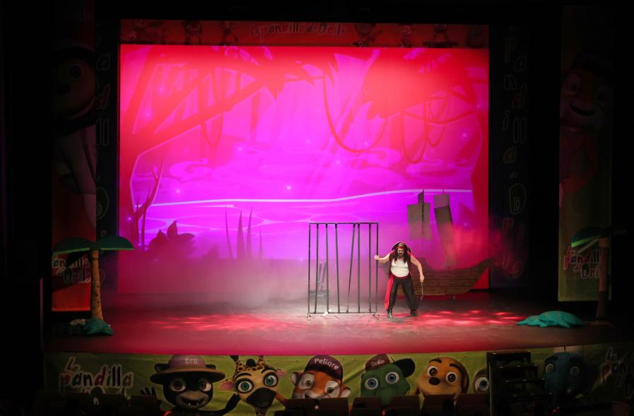Teatro musical infantil: "Drilo y la amenaza del pirata Barbanegra", pirata Barbanegra en el escenario