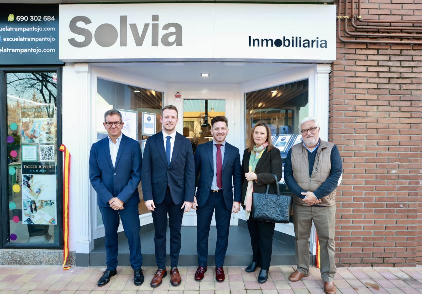 Inauguración de la nueva oficina de Solvia, trabajadores de la inmobiliaria