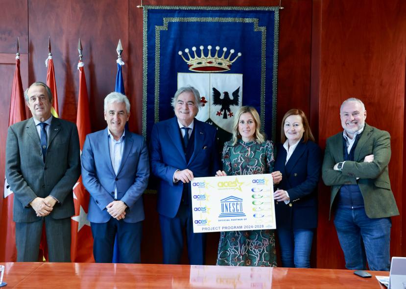 Reunión con la Asociación de Ciudades Europeas del Deporte (ACES Europa), presidente de ACES, alcaldesa y resto de autoridades
