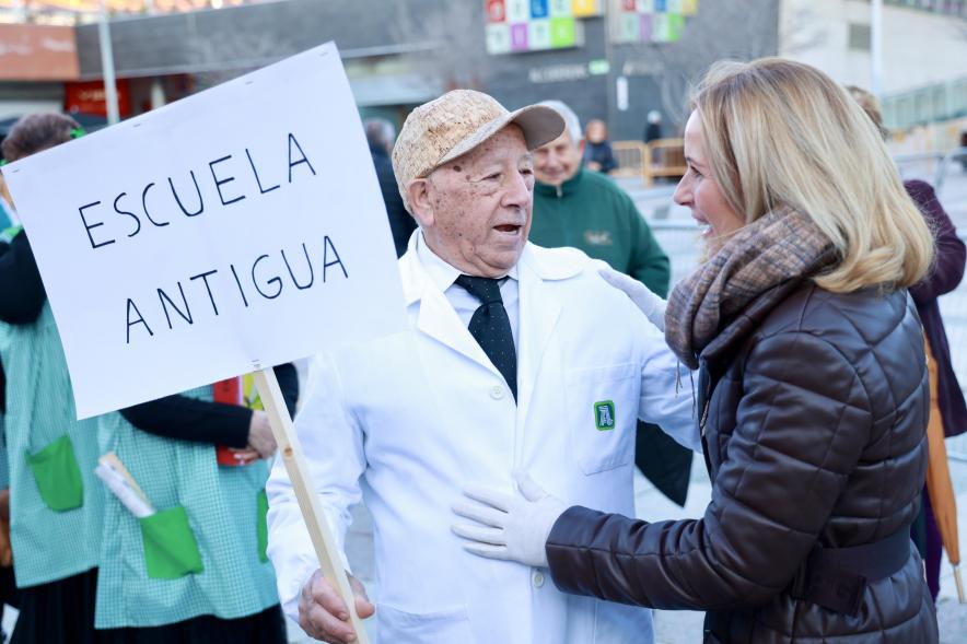 Gran Desfile de Carnaval 2024, asistentes disfrazados de escolares
