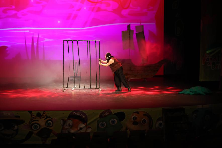 Teatro musical infantil: "Drilo y la amenaza del pirata Barbanegra", pirata Barbanegra en el escenario