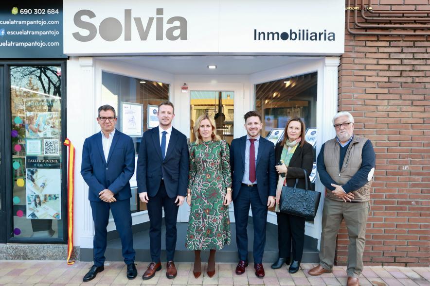 Inauguración de la nueva oficina de Solvia, alcaldesa y trabajadores de la inmobiliaria