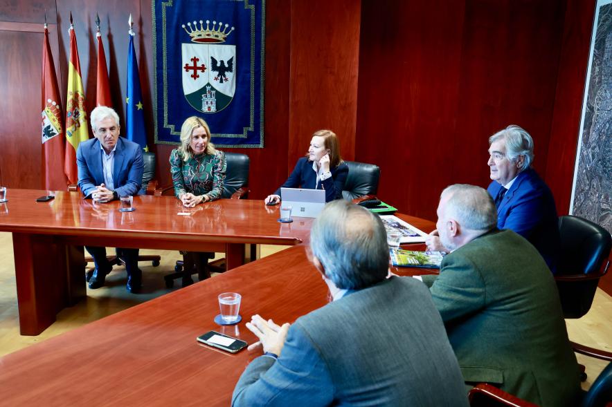 Reunión con la Asociación de Ciudades Europeas del Deporte (ACES Europa), reunión en la sala de equipo de gobierno