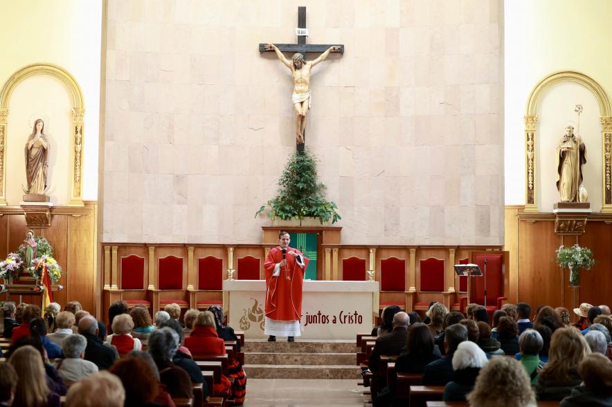 Fiesta de las Águedas 2024, párroco en la iglesia dando misa