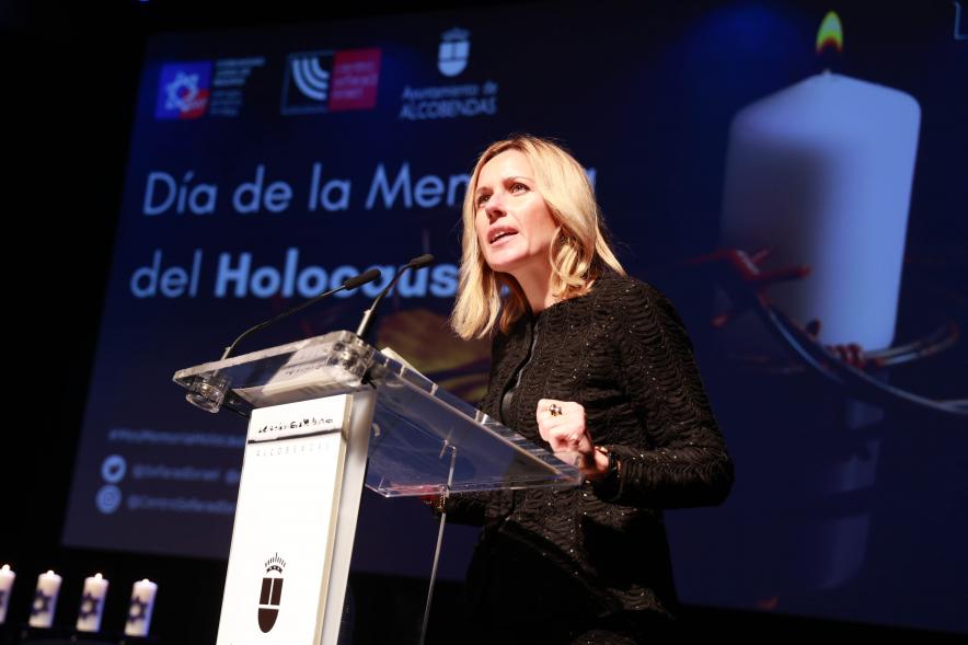 Día de la Memoria del Holocausto 2024, alcaldesa hablando desde el atril