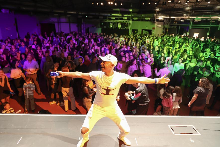 Festival benéfico "Día Mundial contra el Cáncer", actuación de dj