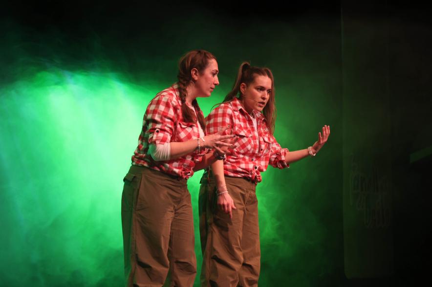 Teatro musical infantil: "Drilo y la amenaza del pirata Barbanegra", dos actrices en el escenario
